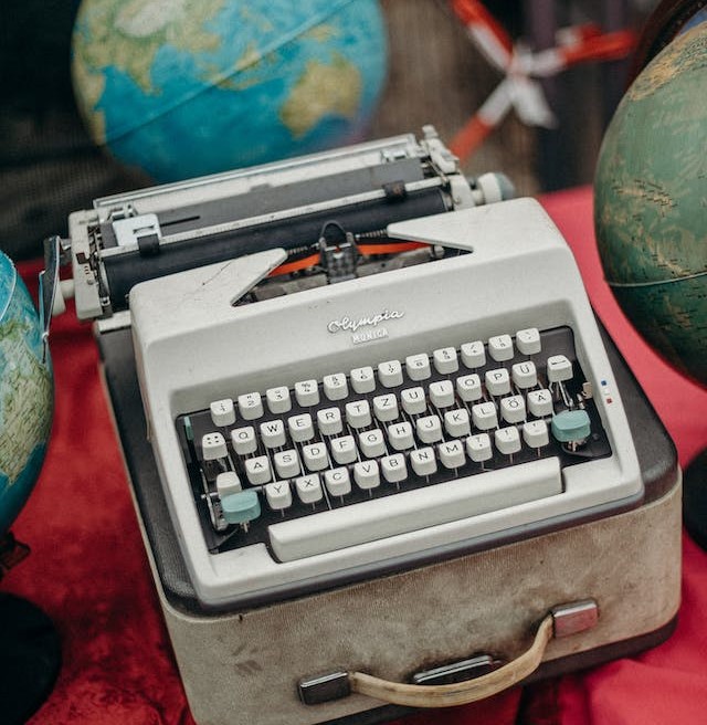 Schreibmaschine und Globus vom Flomarkt